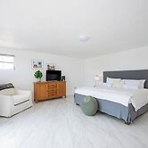 Beachfront Beauty: Luxury Estate With Infinity Pool And Spa