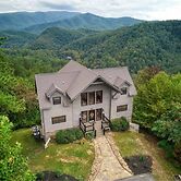 Awe-inspiring Estate w Pool Theater Fire Pit