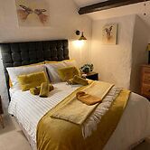 Cosy Cottage With hot Tub-oozing Character!