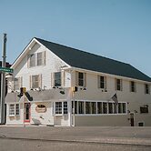 Hampton Bays Hotel on Main