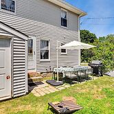 Wakefield Escape: Walk to Downtown & Near Beaches!