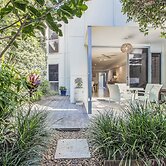 Stunning She Oak Lane 2 BR Apartment