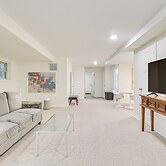 Walk to Lake Michigan: Chicago Apt w/ Deck