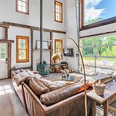 Mountain Cabin: Vintage Charm Meets Modern Luxury 2 Bedroom Home by Re