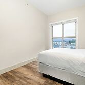 3BR Lakeside Penthouse Retreat