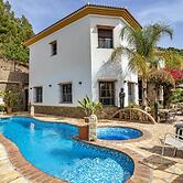 Sayalonga Villa Retreat With 7 Bedrooms