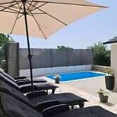 Shadesofblue M & M, Private Pool Apartment