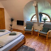 Retreat With Garden & Family Amenities