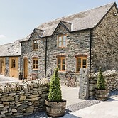Cosy Barn - Sleeps 8, Hot Tub & Countryside Views