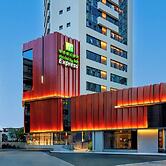 Holiday Inn Express Shanghai Jing'an Temple by IHG