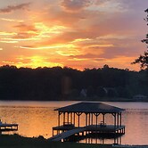 Screened Deck & Dock: Waterfront Lake Anna Home!