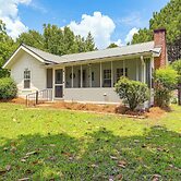 Charming Country Home w/ Yard - 14 Mi to Ole Miss!