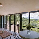 Center Hill Couples Retreat Cabin: Lake View, Deck