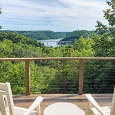 Center Hill Couples Retreat Cabin: Lake View, Deck