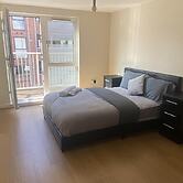 Beautiful 4 Bedroom Home With Parking by Lakeside