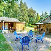 Near Mystery Falls: Marblemount Cabin w/ Fireplace