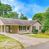 Campton Cottage w/ Hot Tub, Near Hiking + Climbing