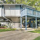 Myrtle Beach Tree House' w/ Deck ~ 7 Mi to Beach!