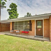 Cozy De Kalb Home w/ Grill on 100 Acres!