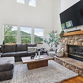 Tranquil Mountain Retreat Scenic Views & Hot Tub 4 Bedroom Home by Red