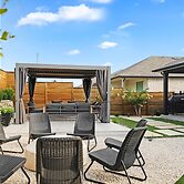 Elegant, Spacious Retreat Perfect For Families 4 Bedroom Home by RedAw