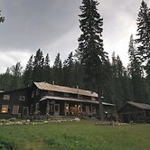 Rustic Beaverfoot Lodge Executive Cabin