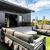Lindsley by Avantstay Balcony + Modern Design A+ Downtown Location