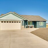 Charming Home ~ Half-mi to Potholes State Park