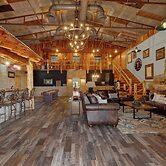 Oakridge Ranch: Pool + Hot-tub, Pickleball Court, Whiskey & Wine Room