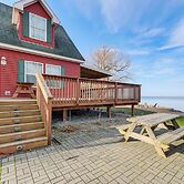 Spacious Family Winter Retreat on Oneida Lake!