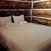 Rustic Beaverfoot Lodge Dream Cabin