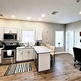The Penthouse at Park Place King bed Fast Wifi and Free Coffee