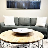 The Terrace at Park Place 2nd Floor Walk up -cozy 2 Bedroom Fast Wifi 