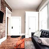 Park Place- Cozy Modern Space Fully Updated Fast Wifi Good Coffee and