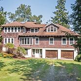 Camp Roosevelt 5 Bedroom Cottage by RedAwning