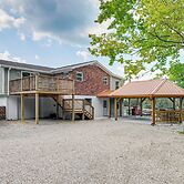 Waterfront Escape in Cub Run w/ Deck & Hot Tub!