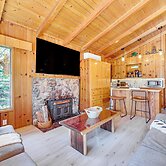 Peaceful Wooden Cabin, 2 Mi to Bass Lake!