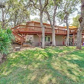 8 Mi to Jacksonville: Oregon Getaway w/ Deck!