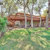 8 Mi to Jacksonville: Oregon Getaway w/ Deck!