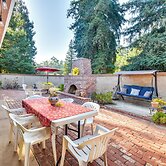 1 Mi to Applegate Park Zoo: Pet-friendly Home