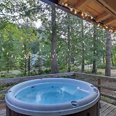 Rhododendron Family Cabin: Hot Tub & Deck!