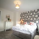 2 Bed House - Large Garden - Pet Friendly