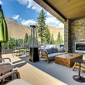 Luxury Alpine Home w/ Hot Tub: 1 Mi to Sun Valley!