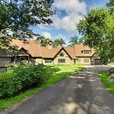 Sprawling Minnesota Home w/ On-site Lake Access