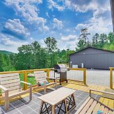 Hot Tub & Mtn Views: Pet-friendly Englewood Cabin