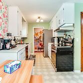 Family-friendly Cottage Grove Home w/ Fireplace!