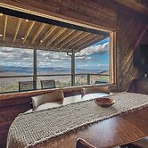 Dreamy Penrose Cabin w/ Panoramic Mountain Views