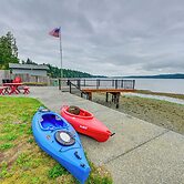 Waterfront Kingston Getaway: Beach Access On-site!