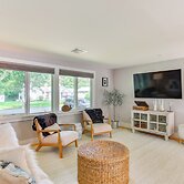 Coastal-modern Home < 3 Mi to Charlestown Beach!