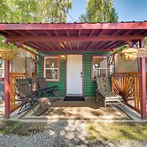 Riverfront Resort Cabin ~ 21 Mi to Crater Lake!